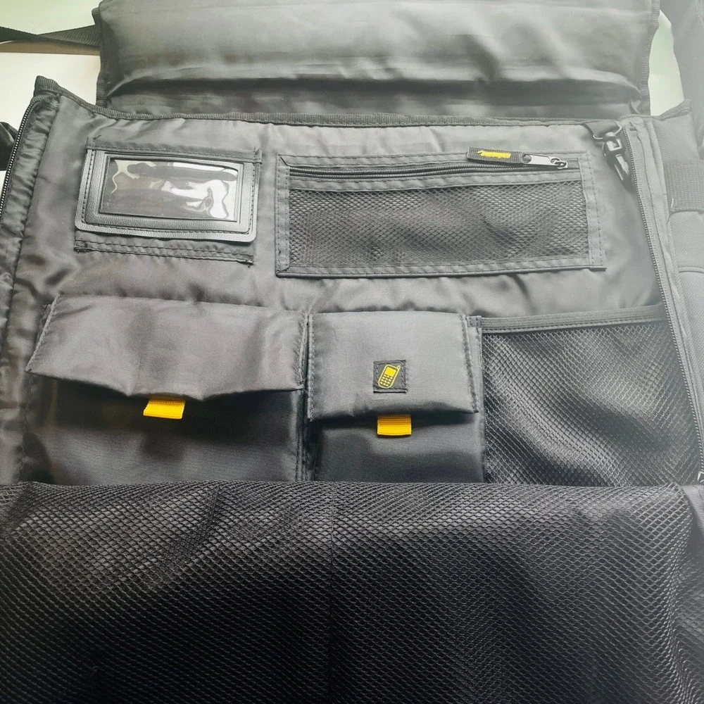 Targus Y2K Commute Urban Messenger Bag Padded Laptop Gorpcore Techwear Utility